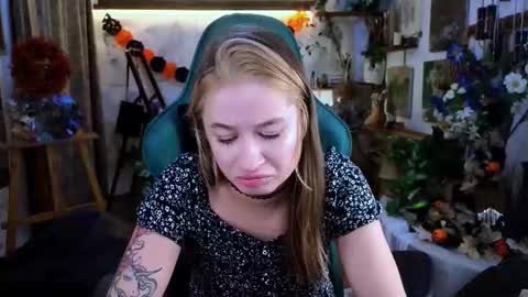 Snapshot of uvrays999 chatting on 11.15.25 Leila online show from 11.15.25