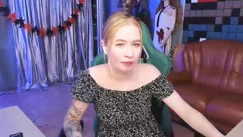 Snapshot of uvrays999 chatting on 11.16.25 Leila online show from 11.16.25