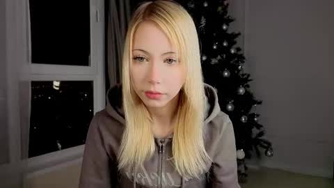 Snapshot of uwu_flower chatting on 02.12.26 Chloe online show from 02.12.26