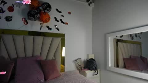 vahioleth  online show from 10.31.25