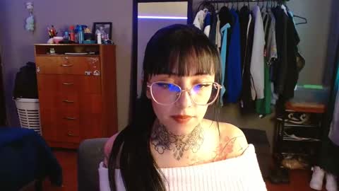 Snapshot of val_azuna chatting on 11.27.25 valentina online show from 11.27.25