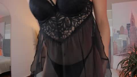 Snapshot of valeriavibes chatting on 12.22.24 Valeria online show from 12.22.24