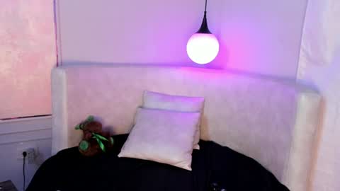 Snapshot of valeriia_moon chatting on 12.13.24 Valeria GomezGMT-5 2200-0600 online show from 12.13.24