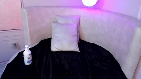 Snapshot of valeriia_moon chatting on 01.16.25 Valeria GomezGMT-5 2200-0600 online show from 01.16.25