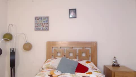 Snapshot of valesantodomingo chatting on 09.16.25 Sofia online show from 09.16.25