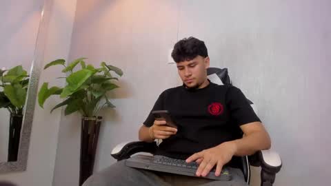 Snapshot of valetino_stonee chatting on 06.04.26 Valentino online show from 06.04.26