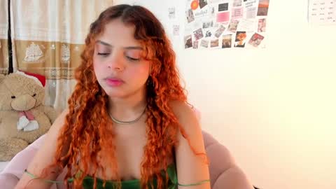 Snapshot of valientegirl_ chatting on 01.12.25 VALIENTE online show from 01.12.25