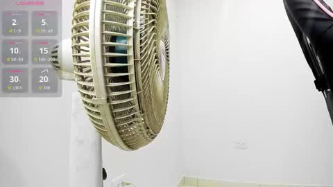 valkiiriaa_ online show from 11.13.25