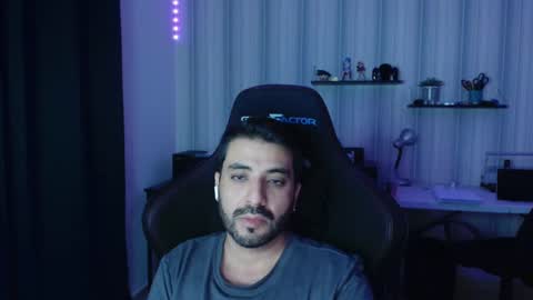 Snapshot of vallartamexi chatting on 10.12.25 Roberto Carlos online show from 10.12.25