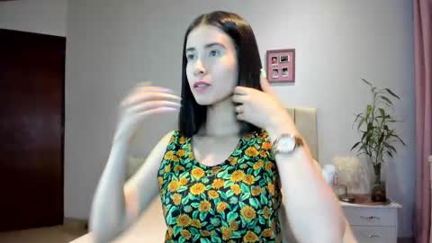 Snapshot of vallejo_macarena chatting on 02.18.25 Macarena online show from 02.18.25