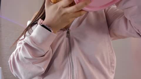 Snapshot of valloletsamar chatting on 01.08.25 Vallolet Peach online show from 01.08.25