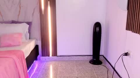 Snapshot of valloletsamar chatting on 10.05.25 Vallolet Peach online show from 10.05.25