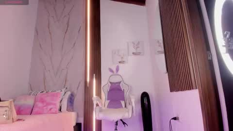 Snapshot of valloletsamar chatting on 11.04.25 Vallolet Peach online show from 11.04.25