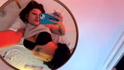 Snapshot of vandalovee chatting on 02.14.25 Babi Alu online show from 02.14.25