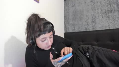 Snapshot of vandalovee chatting on 03.04.25 Babi Alu online show from 03.04.25