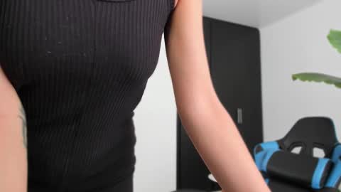 Snapshot of vandalovee chatting on 10.10.25 Babi Alu online show from 10.10.25