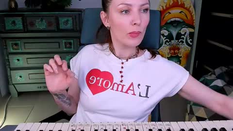 Snapshot of vandarossi chatting on 02.09.25 Vanda online show from 02.09.25