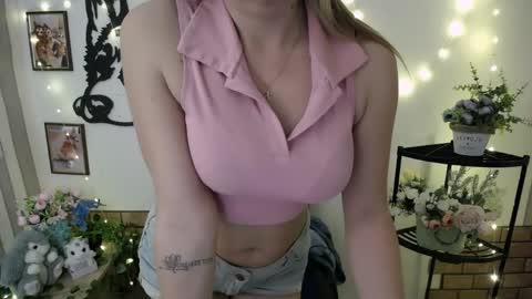 Snapshot of vanessa_joy_ chatting on 04.15.26 Vanessa online show from 04.15.26