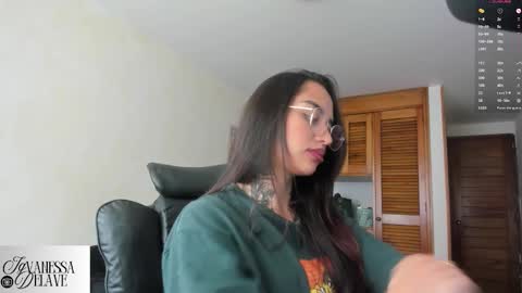 Snapshot of vanessart_ chatting on 09.10.25 Vanessa online show from 09.10.25