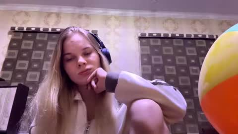 Snapshot of vaniasaisa chatting on 11.14.25 Saisa online show from 11.14.25