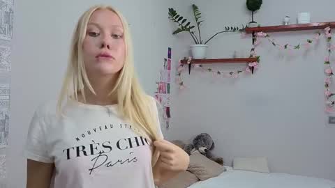 Snapshot of vanillaecho chatting on 10.19.25 Megan online show from 10.19.25