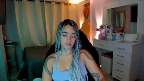 Snapshot of vayolett_bass chatting on 04.28.26 Vayolett Bass online show from 04.28.26