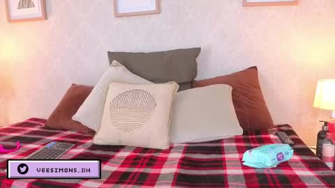 Vee Simons online show from 05.07.26