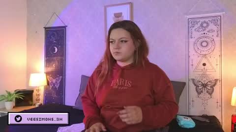 Vee Simons online show from 06.04.26