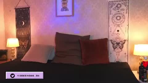 Vee Simons online show from 07.04.26