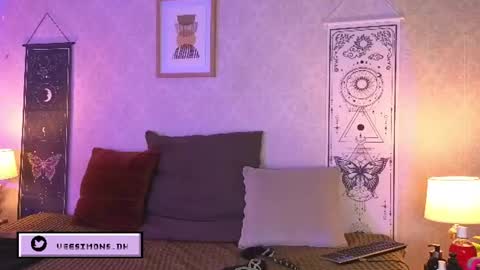 Vee Simons online show from 07.08.26