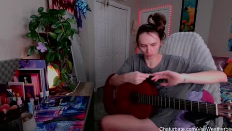 Snapshot of veeweatherbee chatting on 01.28.25 Violet Weatherbee online show from 01.28.25