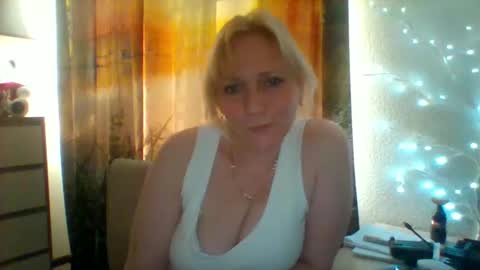 Snapshot of velka_raspberry chatting on 05.21.26 velka_raspberry online show from 05.21.26
