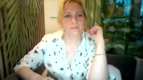 Snapshot of velka_raspberry chatting on 06.05.26 velka_raspberry online show from 06.05.26