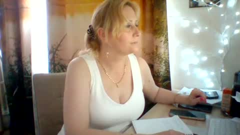 Snapshot of velka_raspberry chatting on 06.25.26 velka_raspberry online show from 06.25.26