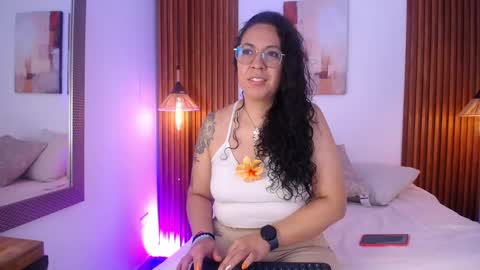 Snapshot of velvet_curly chatting on 04.29.26 Emma Curly online show from 04.29.26