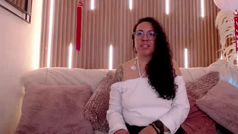 Snapshot of velvet_curly chatting on 05.27.26 Emma Curly online show from 05.27.26