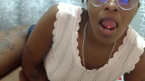 Snapshot of velvet_temptress chatting on 12.10.24 velvet online show from 12.10.24