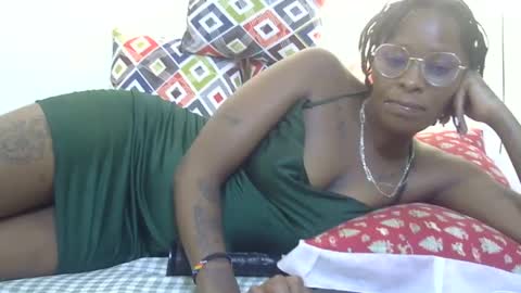 Snapshot of velvet_temptress chatting on 01.04.25 velvet online show from 01.04.25