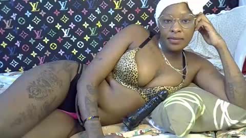 Snapshot of velvet_temptress chatting on 10.18.25 velvet online show from 10.18.25