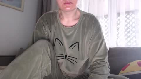 Snapshot of velvetmoon123 chatting on 11.26.25 velvetmoon123 online show from 11.26.25