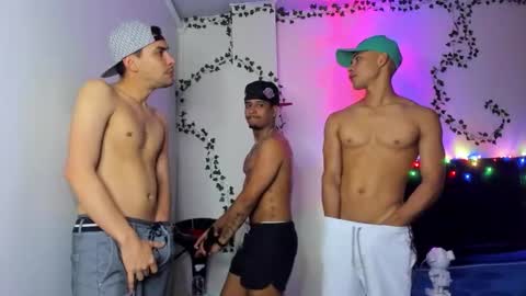 Snapshot of venus_boy2 chatting on 11.05.25 venus_boy2 online show from 11.05.25