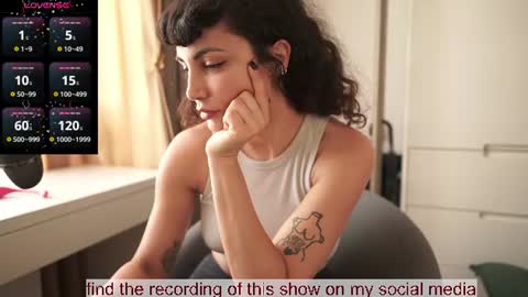 Snapshot of venus_in_jeans chatting on 06.18.26 Bella online show from 06.18.26