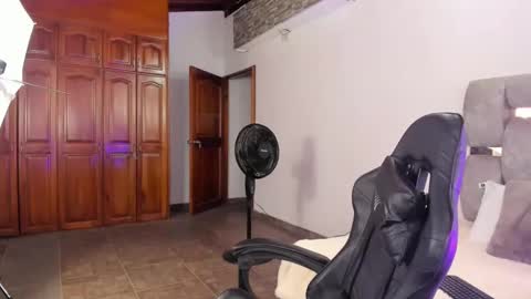 Snapshot of venus_speer chatting on 02.08.25 Luisa online show from 02.08.25