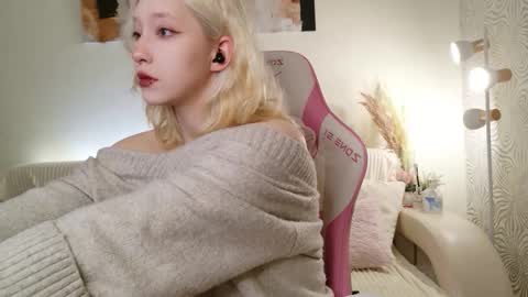 Snapshot of vergin_smell chatting on 10.23.25 Mia online show from 10.23.25