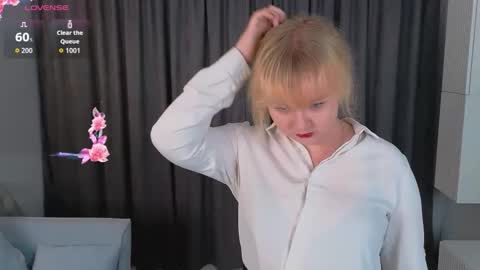 Snapshot of veronica_christensen chatting on 10.05.25 Maria online show from 10.05.25