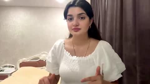 Snapshot of vestaigwe chatting on 07.28.26 Izzabel online show from 07.28.26