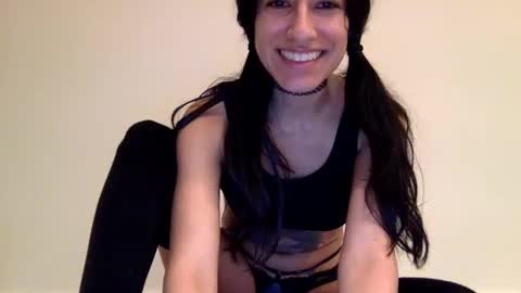 Snapshot of vibingwithchloe chatting on 12.16.24 chloe online show from 12.16.24