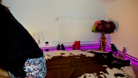 ViciousQueenu can call me Laura online show from 11.22.25