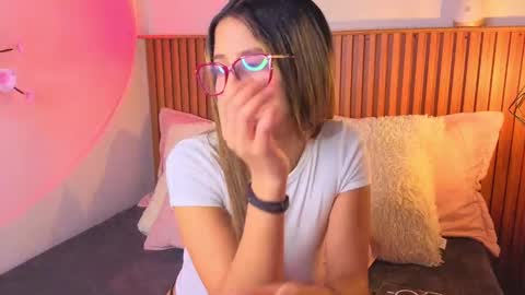 Snapshot of vicky_bass chatting on 09.23.25 VICTORIA online show from 09.23.25