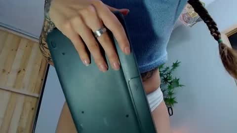 Victoria   online show from 02.28.25